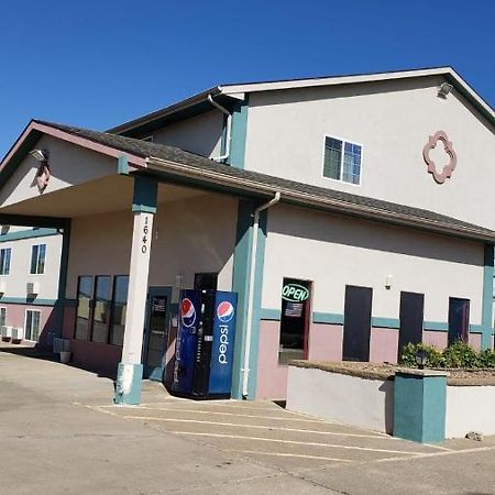 Value Inn & Suites Salina Esterno foto