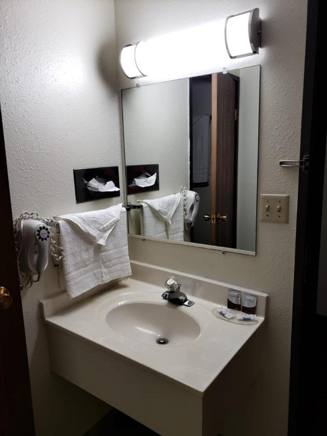 Value Inn & Suites Salina Esterno foto